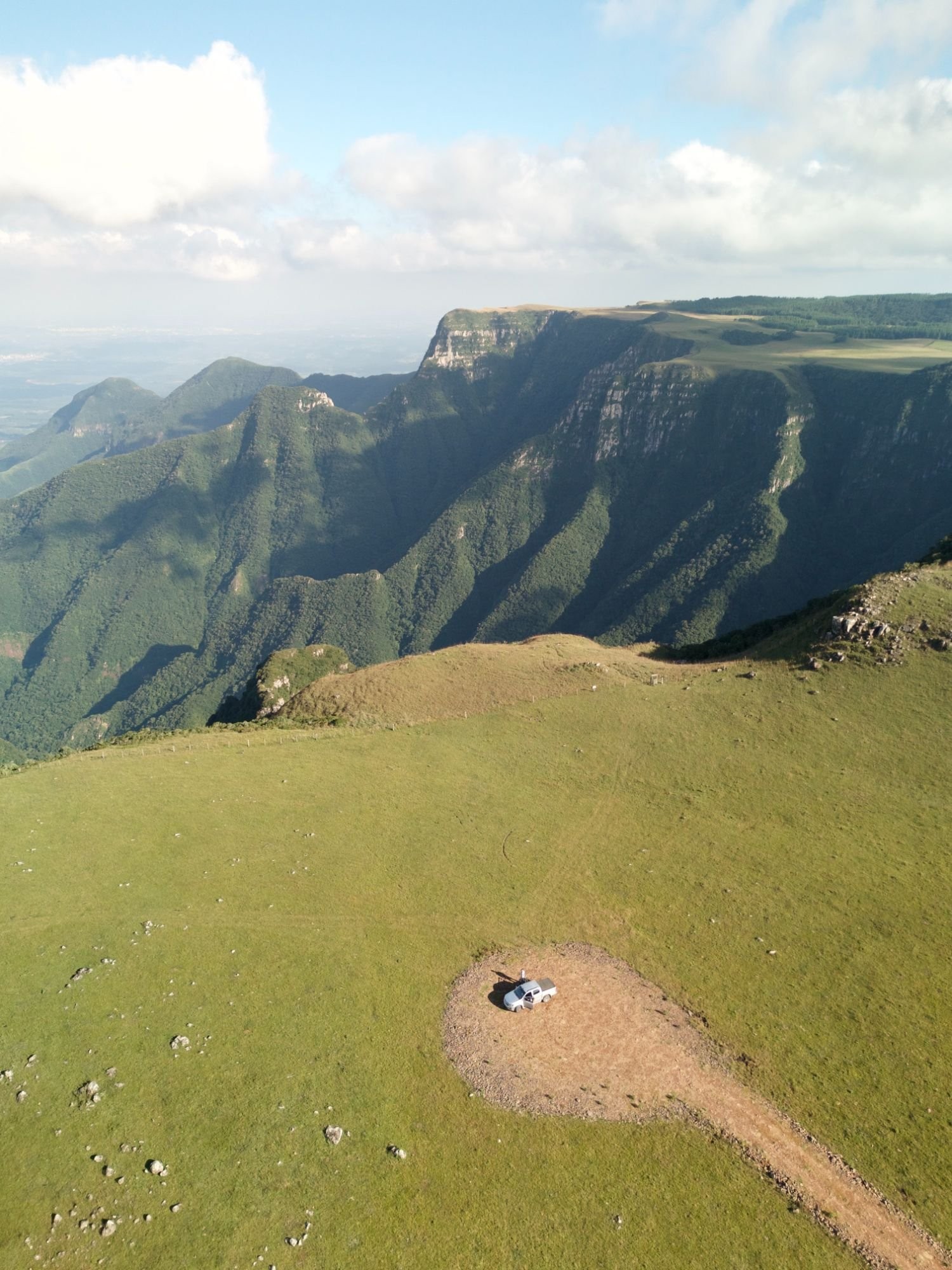 Pickup branca em mirante de cânion